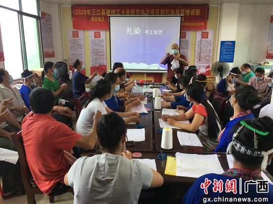 柳职院扎染技艺培训与软件开发携手走进侗寨